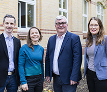 Das Magdeburger Forschungsteam um Prof. Dr. Christian Apfelbacher (2.v.r.)